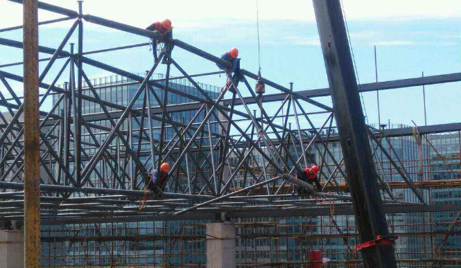 登封论网架装配施工中搭设脚手架应当留神的事故